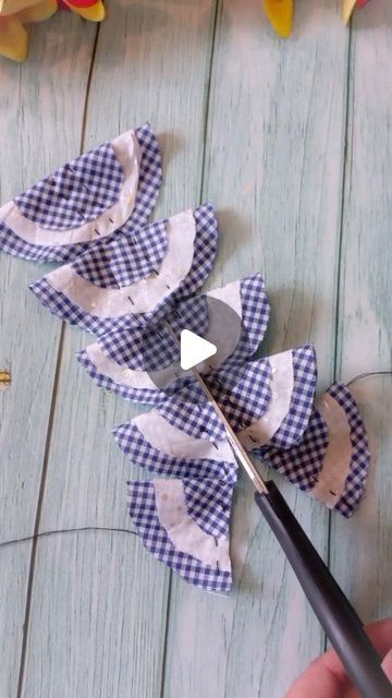 Sew Fabric Flowers Diy, Fabric Yo Yo Crafts, Applique Ideas Easy, How To Make Fabric Flowers Tutorials, How To Make Material Flowers, How To Make Ribbon From Fabric, Felt Applique Flowers, Christmas Fabric Crafts No Sew Easy Diy, Diy Fabric Flowers Tutorial