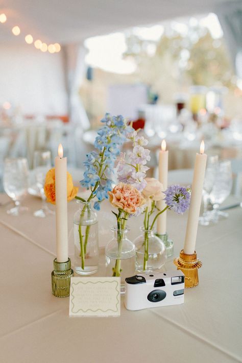 Flower Theme Engagement Party, Cute Wedding Centerpiece Ideas, Wedding Flowers Simple Table, Bridal Table Set Up, Circle Table Wedding Decor Colorful, Minimal Spring Wedding, 2024 Wedding Table Trends, Wild Flower Wedding Decorations, Wedding Table Settings Colorful