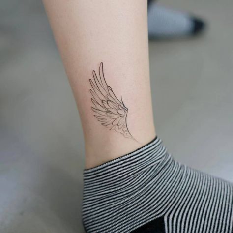 Fine line wing tattoo on the ankle. Hermes Tattoo, Small Wings Tattoo, Small Angel Wing Tattoo, Tumblr Tattoo, Alas Tattoo, Hanya Tattoo, Ankle Tattoo Designs, Female Tattoos, Wing Tattoo Designs