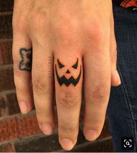 Tato Maori, Tatuagem Masculina Pequena, Virgo Tattoo, Tattoo Zeichnungen, Inspiration Tattoos, Tattoos Geometric, Halloween Tattoo, Pumpkin Face, Halloween Tattoos