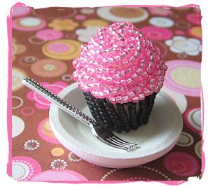 Love this lil' cupcake Beaded Cupcake, Cupcake Crafts, Cupcake Art, Pulseras Diy, Beaded Boxes, Brick Stitch Pattern, Beaded Crafts, Crochet Flower Patterns, Beaded Animals