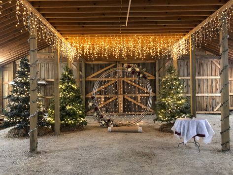 Cowboy Christmas Wedding, Hay Ring Wedding Arch, Western Christmas Wedding, Christmas Barn Decorations, Christmas Barn Photo Session, Barn Christmas Photoshoot, Barn Christmas Decorations, Christmas Barn Wedding, Hay Ring