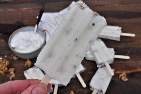 Cookie Dough Frozen Greek Yogurt Bars Cookie Dough Popsicles, Diy Frozen Yogurt, Greek Yogurt Cookie Dough, Greek Yogurt Bars, Cookie Dough Yogurt, Cookie Dough Pops, Yogurt Popsicle Recipes, Yogurt Bars, Frozen Yogurt Bar