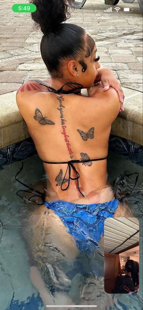 Butterfly Back Tattoo, Back Tats, Tattoos Butterfly, Cute Hand Tattoos, Pretty Hand Tattoos, Black Girls With Tattoos, Tasteful Tattoos, Spine Tattoos For Women, Tattoos For Black Skin