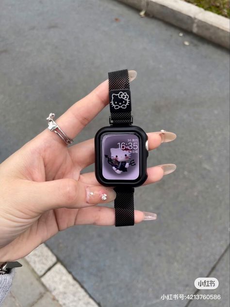 Smart Watch Aesthetic, Ipad Headphones, Apple Watch Hacks, Preppy Accessories, Pretty Watches, Apple Watch Fashion, Tech Aesthetic, Cute Watches, Fashion Design Patterns