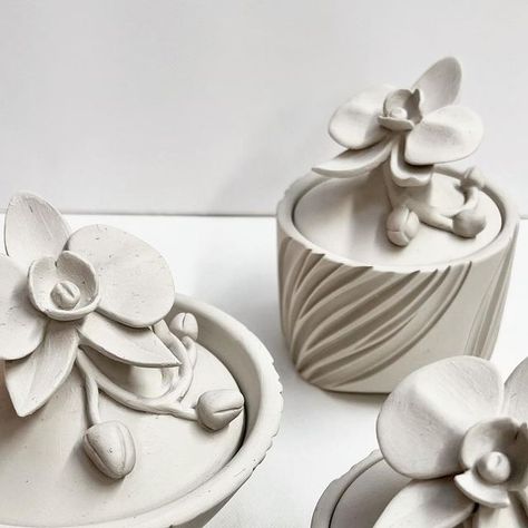 Orchid Pots Ceramic Pottery, Pottery Lids, Ceramic Sculpture Ideas, Orchid Bowl, Ceramic Orchid, Movement Pattern, Pottery Lessons, Orchid Pot, Clay Diy Projects