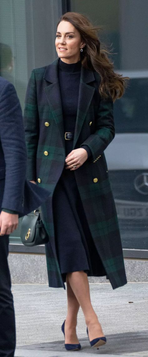 Outfits Winter 2023, Flattering Black Dress, Kate Middleton Style Outfits, Tartan Coat, Kate Middleton Outfits, Outerwear Trends, Middleton Style, Catherine Middleton, Kate Middleton Style