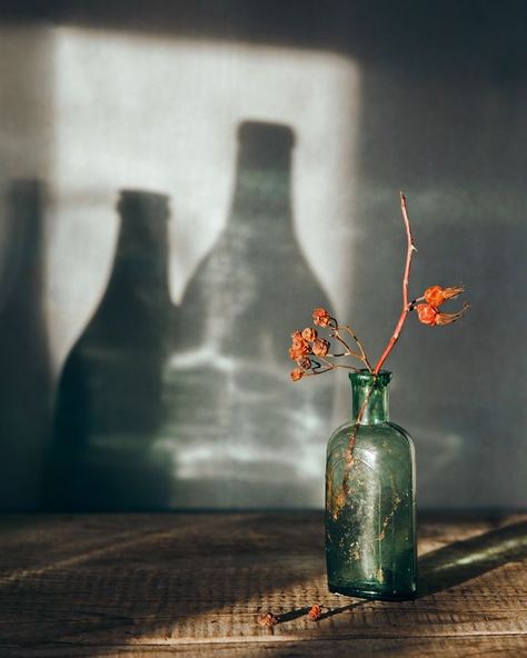 This photo uses the rule of thirds because the glass bottle passes through two intersecting points One Third Rule Photography, Glass Bottle Still Life Photography, Light Through Glass Photography, Single Subject Photography, Staged Photography Ideas, Rule Of Thirds Art, Rule Of Thirds Photography Ideas At Home, Still Photography Ideas, Still Life Composition Photography