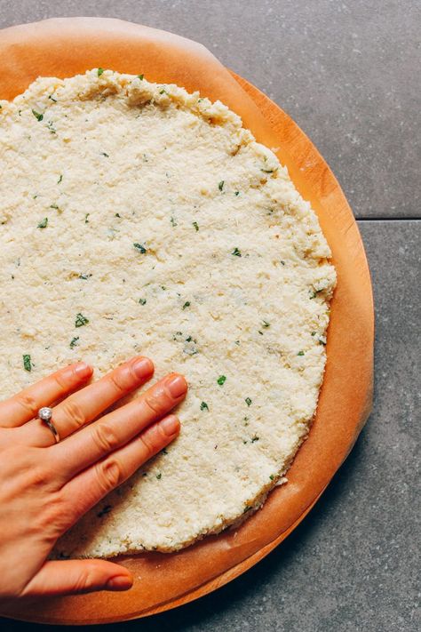 Vegan Cauliflower Pizza Crust, Pizza Cauliflower, Pizza Vegana, Cauliflower Pizza Crust, Pizza Roll, Vegan Parmesan Cheese, Boiled Egg Diet Plan, Vegan Cauliflower, Cauliflower Crust