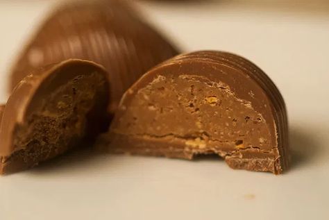 Gianduja Recipe, Homemade Sweets, Candy Recipes Homemade, Chocolate Lollipops, How To Roast Hazelnuts, Rain Storm, Artisan Chocolate, Chocolate Bomb, Small Snacks