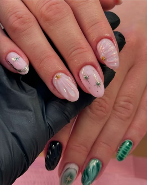 Elfaba Wicked Nails, Wicked Nails Musical Glinda, Jigglypuff Nails, Glinda Nails Wicked, Wicked Nail Art, Wicked Musical Nails, Wicked Nails Musical, Elphaba Nails, 3d Iridescent