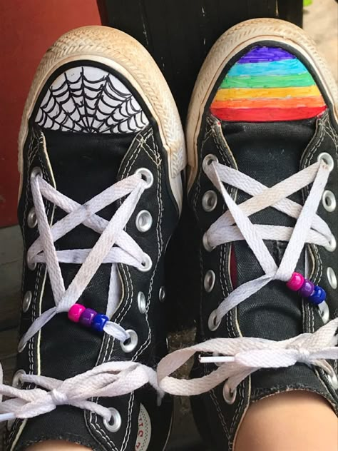 Writing In Converse, Sharpie On Converse, Converse Designs Ideas Drawing, Converse Shoes Laces Ideas, Converse Shoes Ideas, Things To Draw On Your Shoes, Converse Shoe Laces Ideas, Drawn On Converse, Drawing On Shoes Ideas