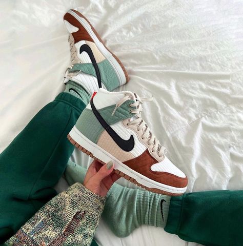 Nike Dunks Outfit, Dunks Outfit Woman, Nike Sb Shoes, Jordan Shoes For Women, Dunks Outfit, Cheap Jordan Shoes, Retro Basketball Shoes, Nike Sneakers Women, Nike Shoes Jordans