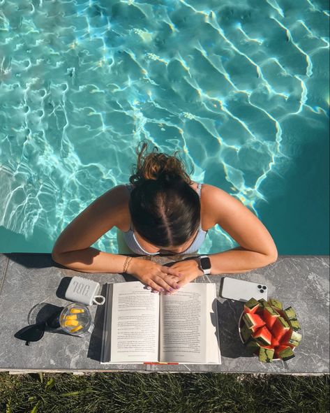 Pool Aesthetic Picture, Reading By The Pool Pictures, Pool And Book Aesthetic, Book Pool Aesthetic, Pictures By Pool, Pool Content Ideas, Summer Inspo Pics Pool, Reading By The Pool Aesthetic, Pool Day Vibe