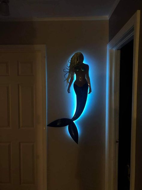 This beautiful handmade sculpture depicts a enchanting mermaid flowing through the deep sea. The sculpture is finished with gorgeous color and reflective  qualities that shine throughout and shimmer in the light. Great for any home decor and makes a great gift for ocean enthusiast. Free LED lights, remote, batteries, and charger. Art Deco Style Interior, Mermaid Bathroom Decor, Metal Fish Wall Art, Mermaid Sculpture, Mermaid Bathroom, Mermaid Wall Art, Handmade Mermaid, Handmade Sculpture, Mermaid Decor