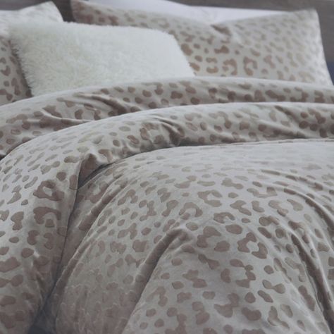 Cheetah Print Bed Sheets, Bedroom Ideas Leopard Print, Cheetah Dorm Room Ideas, Pink And Cheetah Bedroom, Leopard Print Bedroom Ideas, Cheetah Print Bedding, Leopard Print Bedroom, Girly Bedrooms, Animal Print Bedroom