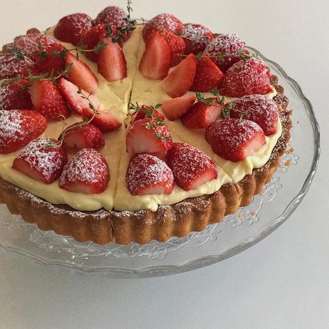 pinterest: @Blancazh Strawberry Dessert Aesthetic, Home Made Cake, Dessert Aesthetic, Strawberry Dessert, Snack Cake, Food Obsession, Cafe Food, Interesting Food Recipes, Pretty Food