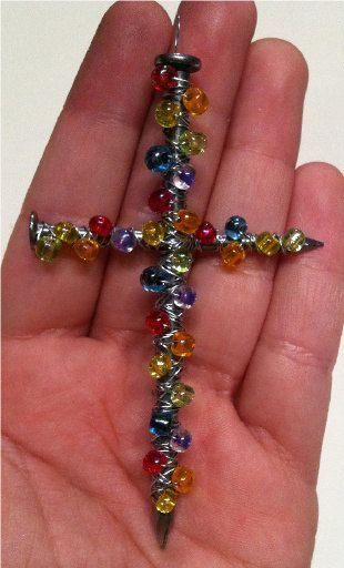 Put beads on wire then wrap around two nails to make a cross Christian Crafts, Cross Crafts, Vbs Crafts, Church Crafts, Craft Booth, Beaded Cross, Sunday School Crafts, A Cross, Bijoux Diy