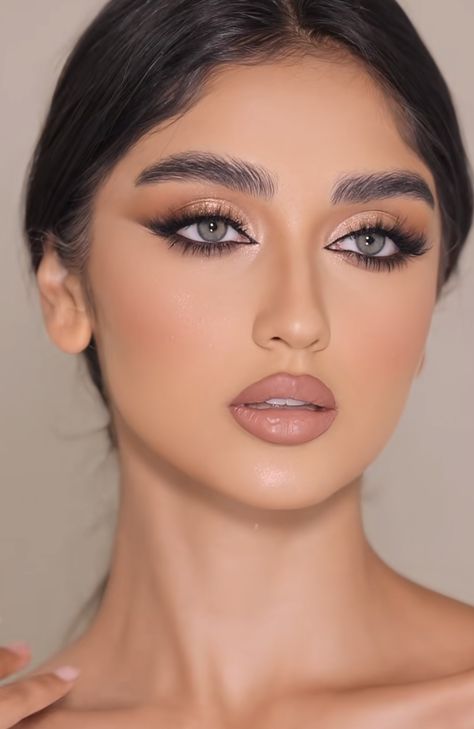 Sharp Eye Makeup Look, Make Up Profile Picture, Arab Glam Makeup, Gold Brown Makeup Looks, Arabic Wedding Makeup, Arab Eye Makeup, Arab Makeup Looks, Arabic Makeup Looks, Golden Makeup Look