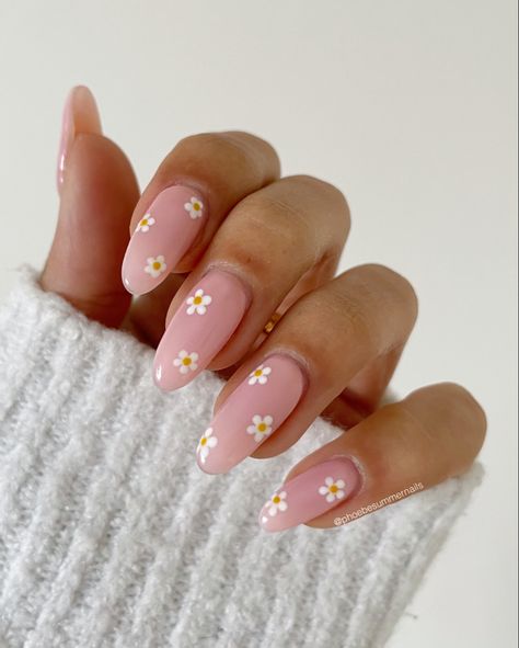 Easy Plain Nails, Plain Nail Art Ideas, Pink Nails With White Daisy, Nails With Flowers On One Finger, Simple Nail Designs Round, Simple Daisy Nail Art, Pink With White Flowers Nails, Pale Pink Nails With Flowers, Pastel Pink Nails With Flowers