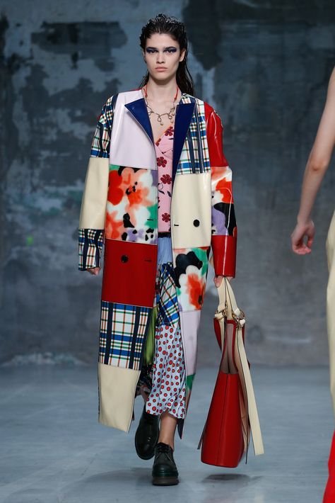 The label shows its spring looks. Mantel Outfit, Envy Clothing, Patchwork Fashion, Fashion Week 2018, Rock Outfit, Fashion Weeks, Street Style Chic, British Vogue, Patchwork Dress