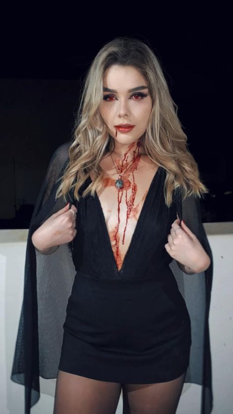 Diy Vampire Costume Women Outfit, Vampire Costume Couple, Vampire Costume Women, Vampire Costume Diy, Aesthetic Halloween Costumes, Halloween Crafts Diy, Flapper Halloween, Halloween Food Ideas, Vampire Halloween Costume