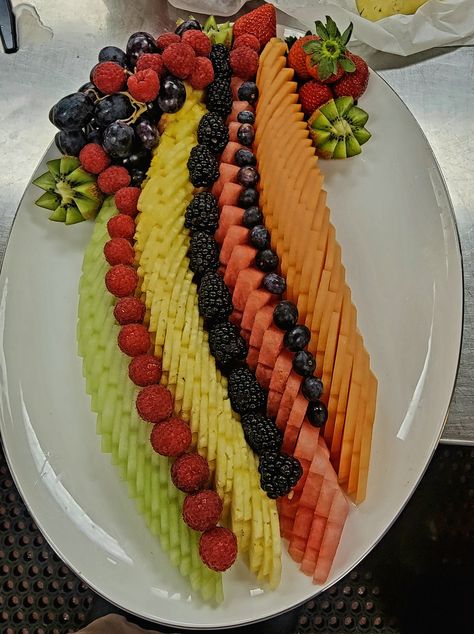 Fruit Tray Designs, Fruit Platter Ideas Party, Fruit Presentation, Edible Fruit Arrangements, Fruit Buffet, Amazing Food Platters, Fruits Decoration, Fruit Decoration, Fruit Platter Designs