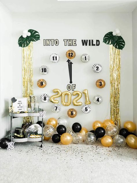 New Year Ideas, Family New Years Eve, Kids New Years Eve, Winter Birthday Parties, New Years Countdown, New Year's Party Decorations, Metallic Christmas, New Year Decoration, Nye Party