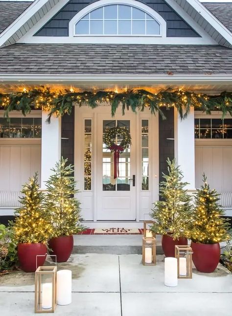 Front porch christmas decorations red planters with trees and wreath on a white front door Exterior Christmas Decor, Front Porch Christmas Decorations, Exterior Christmas Decorations, Porch Christmas Decorations, Porch Garland, Christmas Decor Red, Exterior Christmas, Porch Columns, Winter Porch