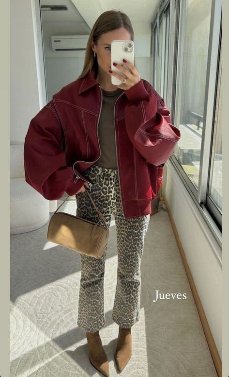 Fall Trends 2023 Outfits Women, All Saints Style Women, Leopard Print Street Style, Leopard Pant Outfit, Leopard Fall Outfit, Autumn Aesthetic Outfit 2024, Street Style Winter 2024, Outfit Ideas Autumn Casual, Printed Jeans Outfit