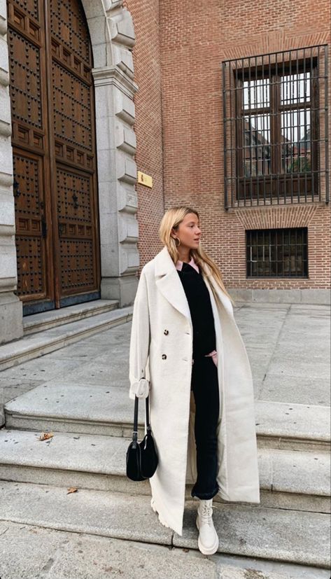 Outfits Saco Blanco, Japan Ootd, White Long Jacket, Ootd Winter, Button Outfit, White Coat, Winter Outfit, Fall Winter Outfits, Old Money