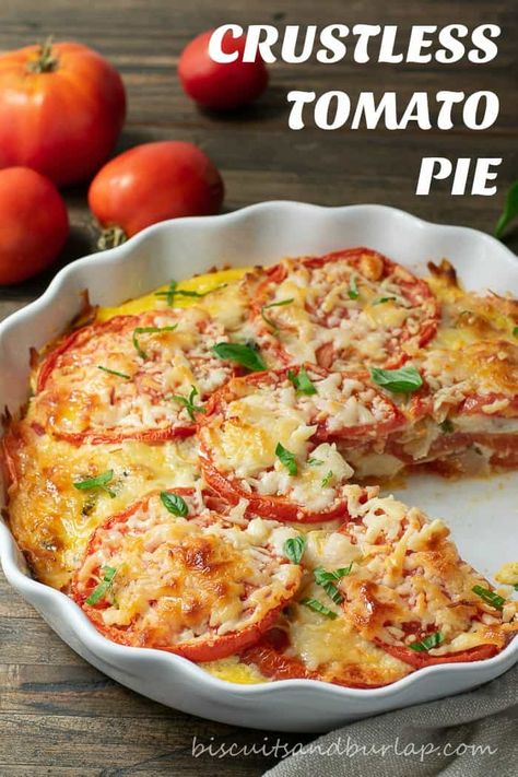 Tomato pie is a delicious and beautiful side dish that would perfectly complement brunch, lunch, or dinner. With fresh herbs and mozzarella cheese, it has an Italian flair that will dress up the rest of the meal. Crustless Tomato Pie, Quiche Cheese, Tomato Dishes, Tomato Pie, Low Carb Sides, Low Carb Side Dishes, Pizza Pie, God Mat, Quiche Recipes