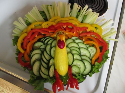 Turkey Veggie Tray.  Really easy to put together & so cute! Thanksgiving Vegetable Tray, Thanksgiving Veggie Tray, Veggie Turkey, Turkey Veggie Tray, Thanksgiving Veggies, Thanksgiving Vegetables, Thanksgiving Snacks, Vegetable Tray, Decorações Com Comidas