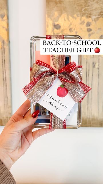 Shelby | Gift-in-a-Box Guide on Instagram: "How to make a Back-to-School teacher (OR co-worker gift with a few tweaks) gift from the current Target Dollar Section! 👩‍🏫 Comment PRINTABLE for the links to the teacher tags 🍎🏷️ Everyone always remembers teachers at the beginning of the year and Christmas time but coming back to school is no joke! Teachers are out of a lot of supplies from the end of year madness and the last thing we want is them using their personal Christmas gifts on supplies and such! A Back-to-School gift, no matter how small, is a good little reminder you care and are thinking of them during the hecticness of a new semester! #teachergift #teachergifts #teachergiftideas #backtoschool #backtoschool2024 #giftidea #targetfinds #giftideas #targetdollarspot #roommom #m Mini Gift Baskets For Teachers, Small Back To School Gifts For Teachers, Beginning Of The Year Gifts For Teachers, Beginning Of The Year Teacher Gift Ideas, Back To School Gifts For Coworkers, Teacher Gift Beginning Of The Year, Team Gifts For Teachers, Back To School Coworker Gifts, Teacher Coworker Gifts Back To School