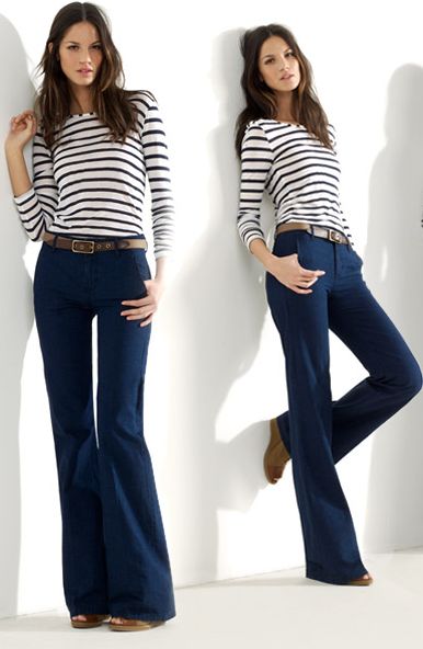 Wide-Leg Jeans with Classic Nautical Stripes Wide Leg Jeans Sweater Outfit, Blue Flare Jeans Outfit Winter, Denim Bell Bottoms Outfits, Chic Trousers, Outdoor Outfits, Flare Jeans Outfit, Shoes Streetwear, Wide Leg Jeans Outfit, Striped Tshirt