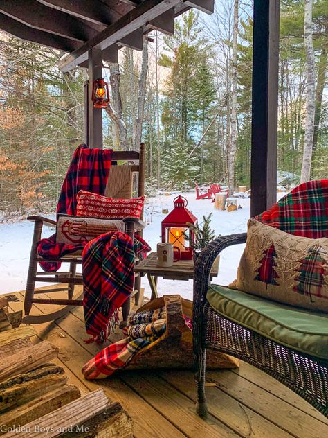 Ny Christmas, Cabin Porches, Box Noel, Cabin Christmas Decor, Chinese Christmas, Pretty Porches, Log Cabin Christmas, Christmas Cabin, Christmas Lodge