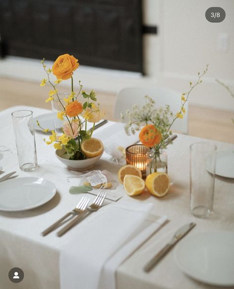 Minimal Tablescape, Table Flower Decor, Wedding Table Vases, Vases For Centerpieces, Glass Vases Centerpieces, Vases For Flowers, Citrus Wedding, Boda Diy, Small Vases