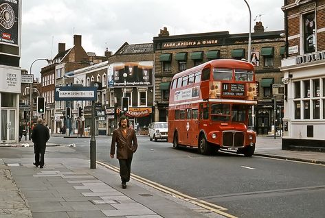 70s Britain, London Billboard, Midcentury Aesthetic, London 1970s, 1970s London, Triumph Herald, Vauxhall Viva, Uk Cities, London Buses