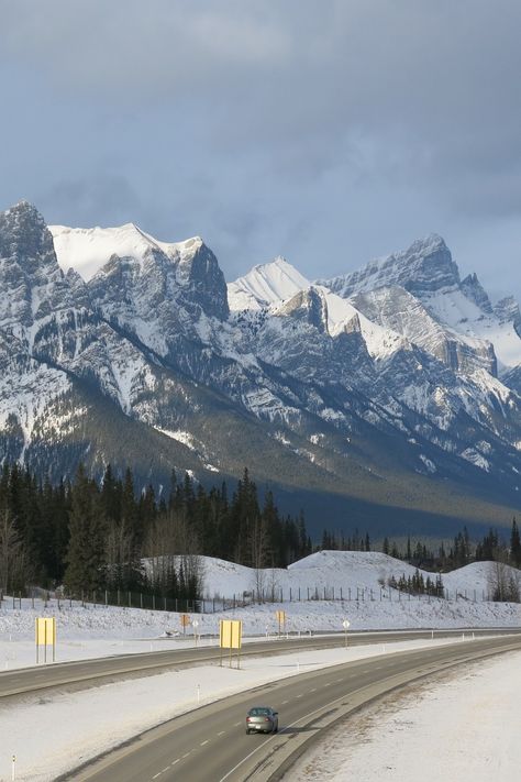 Winter in Alberta is stunningly beautiful. Here's a story I posted on Canadian Travel News. https://canadiantravelnews.ca/2020/12/02/alberta-in-winter-majestic-mountains-and-glorious-sunshine/ Calgary Snow, Canadian Mountains, Cold Aesthetic, Canada Mountains, Alberta Travel, Calgary Alberta Canada, Canadian Winter, Canadian Travel, Dream Place