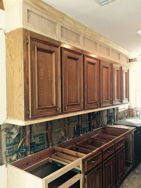 Kitchen Cabinets To Ceiling, Kitchen Soffit, Cabinets To Ceiling, Remodel Farmhouse, Kitchen Ikea, Kabinet Dapur, New Kitchen Cabinets, Kitchen Cabinets Makeover, Kitchen Decorating