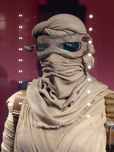 Close up of Rey's goggles and head wrap. Star Wars Goggles, Rey Force Awakens, Star Wars Collection Display, Rey Costume, Rey Cosplay, Space Costumes, Star Wars Cast, Rey Star Wars, Star Wars Costumes