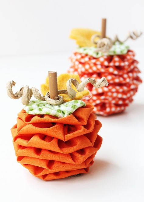 Fall Sewing Projects, Fall Pumpkin Crafts, Fall Decor Diy Crafts, Halloween Sewing, Yo Yos, Fall Sewing, Yo-yos, Fall Halloween Crafts, Autumn Crafts