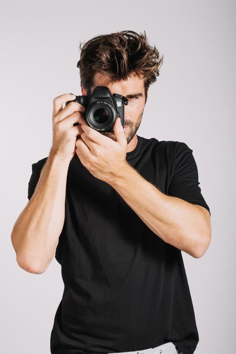 Man taking photo Free Photo Men Photographer With Camera, Male Photographer Poses With Camera, Photographer Poses With Camera Men, Poses With A Camera, Camera Man Photographers, Photographer Photoshoot With Camera, Photographer Headshots With Camera, Photographer Poses With Camera, Photographer Self Portrait