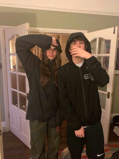 Brunette X Brunette Couple, Boy N Girl Friendship, Boyfriend Nd Girlfriend, 2 Boys And 2 Girls Friends, Two Guys And One Girl Friends, British Couple Aesthetic, Brunette Girl And Brunette Boy, Arcytex Jacket, Blond And Brunette Couple