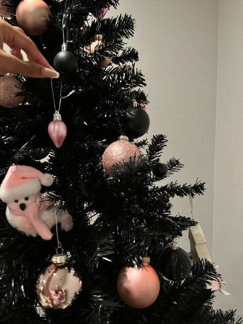 Pink Black Christmas Decor, Baddie Christmas Tree, Black Tree With Pink Ornaments, Black Christmas Tree Pink Decorations, Black Pink Christmas Tree, Black Christmas Tree With Pink Ornaments, Black And Pink Christmas Tree, Pink And Black Christmas Tree, Pink And Black Christmas