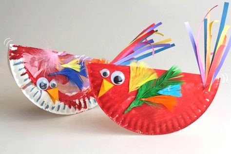 Jackie and the kids make colourful paper plate birds to ring in spring! They're easy, pretty and fun. Påskeaktiviteter For Barn, Bird Crafts Preschool, Paper Plate Animals, Paper Plate Crafts For Kids, Animal Crafts For Kids, Bird Crafts, Paper Plate Crafts, Daycare Crafts, Feather Crafts