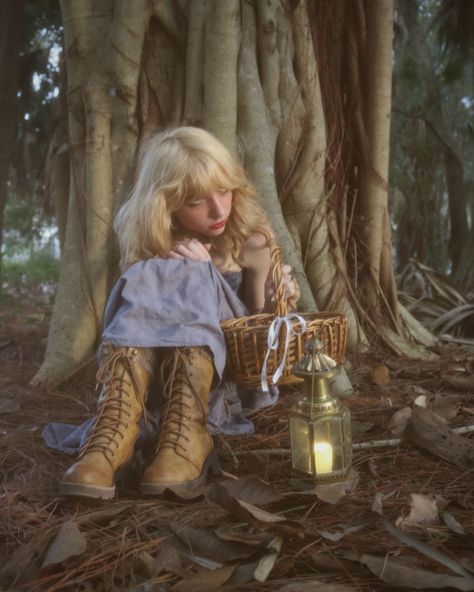 fairycore adventurecore outfit inspo fairytale style nature photography Cottagecore Reference Photos, Cottagecore Poses, Ann Core, Adventurecore Outfit, Adventurecore Aesthetic, Mlp Aesthetic, Fairycore Outfit, Adventure Core, Fairytale Style