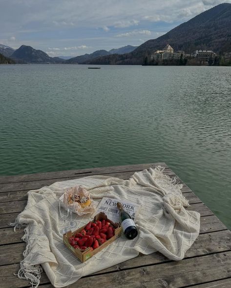 𝒮𝓅𝓇𝒾𝓃𝑔 𝓅𝒾𝒸𝓃𝒾𝒸 𝒾𝓃 𝓉𝒽𝑒 𝓁𝒶𝓀𝑒 🧺🍓🥂 | Instagram Picnic By The Lake, Lake Date, Lake Picnic, Lake Tahoe Vacation, Cabin Aesthetic, Bach Party, Lake Cabins, Free Time, Lake Tahoe