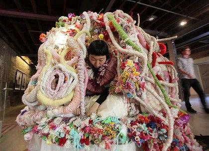 portable womb by Hiromi Tango Womb Sculpture, Hiromi Tango, Fiber Sculpture, Woven Tapestry, Textile Fiber Art, Textile Crafts, High School Art, Contemporary Sculpture, Sculpture Installation