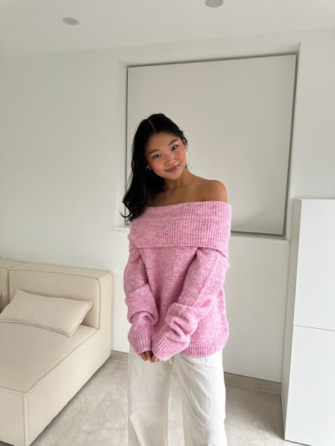 Pink Sweater Outfit Aesthetic, Pink Outfits Fall, Pink Sweater Aesthetic, Pink Knit Sweater Outfit, Pink Pullover Outfit, Fall Feminine Outfits, Pink Off The Shoulder Sweater, Pink Sweater Outfit, Pink Knitted Sweater